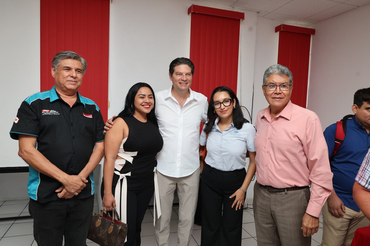 AlfonsoMtz_Mx's tweet image. 🤝 La gran importancia que tiene el Puerto de Lázaro Cárdenas, nos permitirá aprovechar las oportunidades comerciales con China e impulsar desarrollo económico de Morelia. 🇨🇳

#MoreliaBrillaMás✨