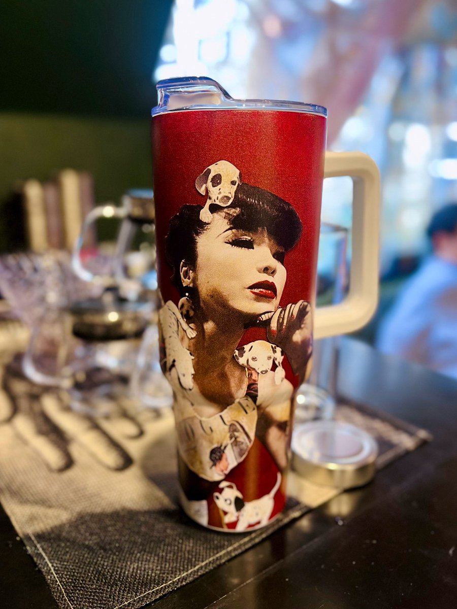 バタバタでいろいろポストしてないんだが、10日くらい前に柊一華『Days』みんなで行ってきた。
一華の写真、今回も良かった！いろんな側面があり日々紡がれてく。
コラボ作品群もどれも素晴らしかったです。

私はmaicoのビックタンブラーを購入。
ドルチェで使います。もう夏だし麦茶とか作ろうかな。