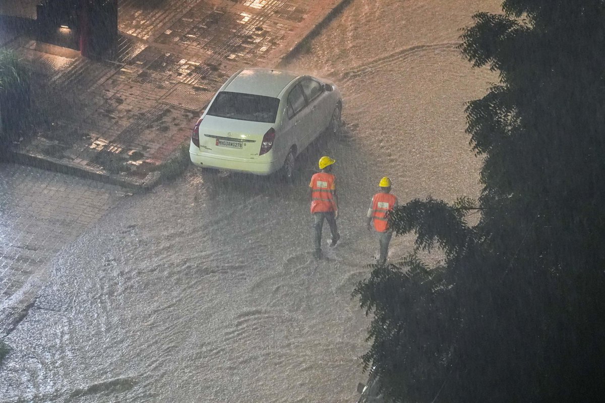 NIBMFORUM's tweet photo. "PMC's apathy exposed in #NIBM Annexe ! Road from #SMGhuleChowk to #GangaFlorentina turns into a river during #rains! When will @PuneMunicipalCorp take responsibility for citizens' safety &amp; infrastructure? Demand accountability now! #PuneRains #PMC" @sunilkoloti @AiyerSunil https://t.co/nMpqQDWcKE