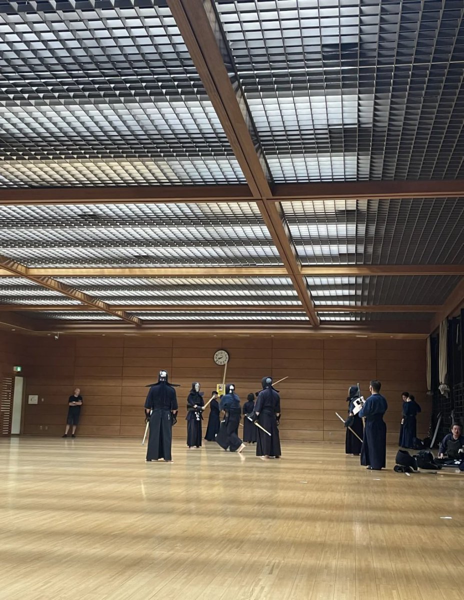 静寂の中に響く竹刀の音、集中し磨き上げられていく技と心。日本の伝統武道が生み出す凛とした空気が感じられます。