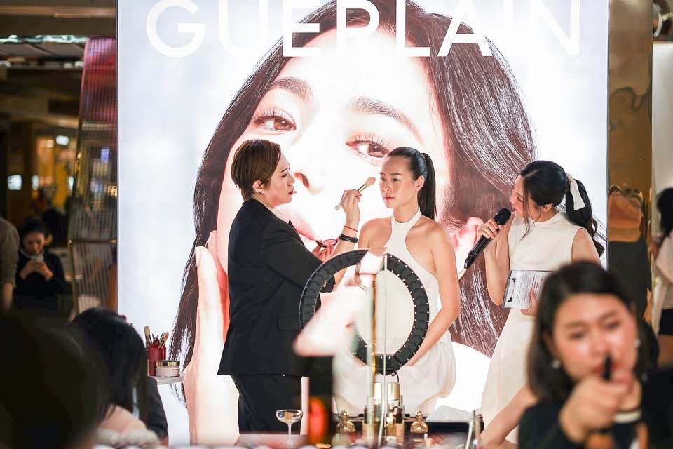 bnnmediath's tweet photo. GUERLAIN เปิดตัว “TERRACOTTA LE TEINT GLOW” รองพื้นระดับตำนานสูตรใหม่ล่าสุด! ชวนเซเลบฯ อินฟลูฯ ชื่อดัง ร่วมเนรมิตผิวโกลว์เปล่งประกายจากภายในสู่ภายนอก
#Guerlain #GuerlainThailand #Terracotta #GuerlainMakeup
#AbeilleRoyale #YouthWateryOil #GuerlainSkincare #GuerlainLover https://t.co/GSufaEhSIY
