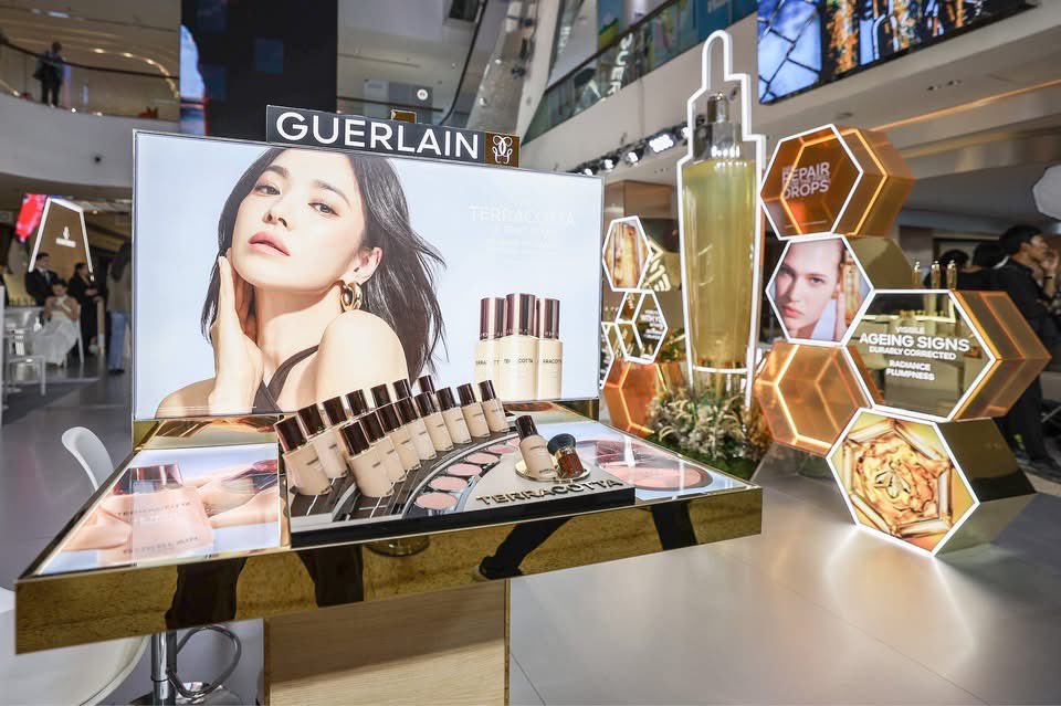 bnnmediath's tweet photo. GUERLAIN เปิดตัว “TERRACOTTA LE TEINT GLOW” รองพื้นระดับตำนานสูตรใหม่ล่าสุด! ชวนเซเลบฯ อินฟลูฯ ชื่อดัง ร่วมเนรมิตผิวโกลว์เปล่งประกายจากภายในสู่ภายนอก
#Guerlain #GuerlainThailand #Terracotta #GuerlainMakeup
#AbeilleRoyale #YouthWateryOil #GuerlainSkincare #GuerlainLover https://t.co/GSufaEhSIY