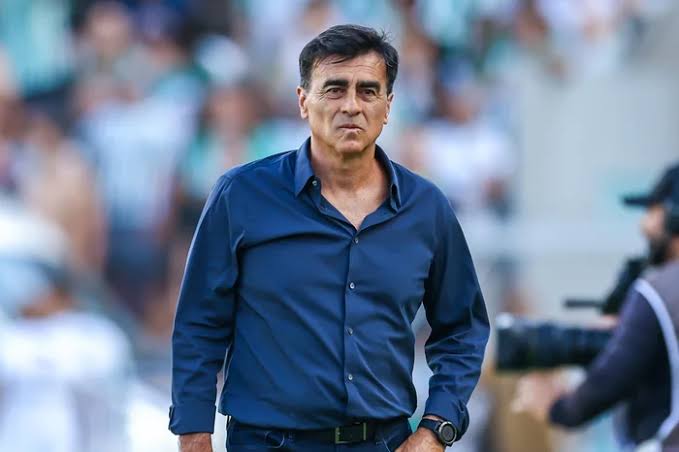 Com Quinteros:
- Invicto na Copa do Brasil 
- 100% de aproveitamento na Sula
- Fora do Z4 do Brasileirão 

Com Mano Menezes:
- Eliminado da Copa do Brasil pro CSA
- 0 vitórias e classificado pra repescagem na Sulamericana
- No Z4 do Brasileirão 

Hoje foi por você, professor.