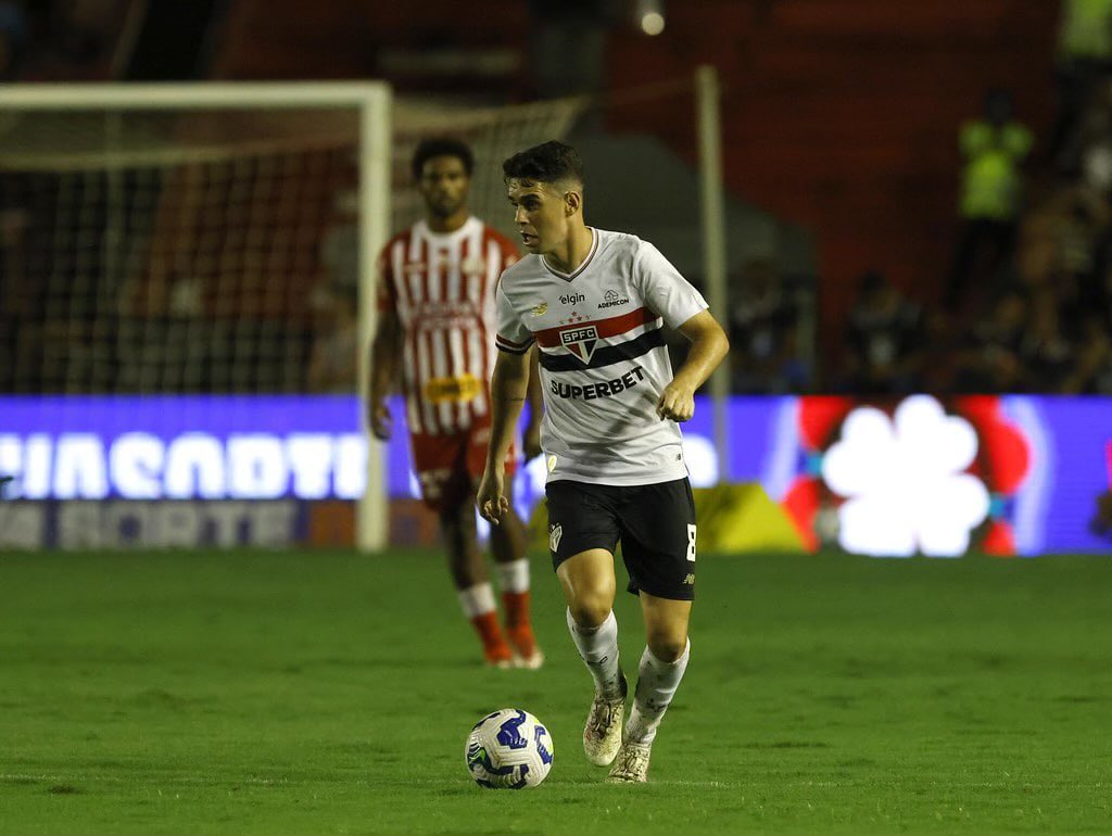 Oscar entre todos os jogadores do São Paulo contra o Náutico:

🥇em ações com bola [73]
🥇em passes tentados [47] e certos [39]
🥇em chances criadas [5] e chances claras criadas [2]
🥇em bolas recuperadas [10]
🥇em assistências [1]

CRAQUE!