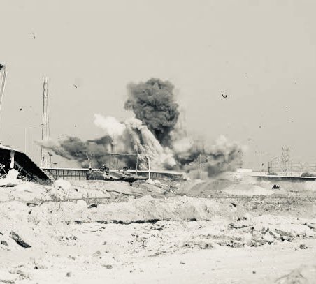 في حادثة تفجير مبنى كان داخله جنود إسرائيليون في قطاع غزة، أُصيب ثلاثة جنود، وفُقد جندي لساعات طويلة وسط اعتقاد أولي بأنه قد اختُطف، لكن في نهاية المطاف عُثر عليه مقتولًا داخل مبنى آخر.

حتى اللحظة، يُجري الجيش الإسرائيلي تحقيقًا في الحادث. وتُشير إحدى الروايات إلى أن المقاومة