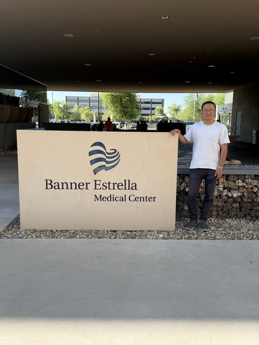 ChengEncheng's tweet photo. 恭喜客户大宝今日出生在位于凤凰城的Banner Estrella Medical Center，足月顺产，体重7磅14盎司，母子平安☺️！唯一的一点遗憾是，在宝宝出生的那一刻，宝爸正在LAX机场😂，不是刚到美国，而是要回中国。原计划代母前几天就要催产的，所以宝爸请了假从国内赶到凤凰城，结果医院一直没有床位，无法入院。终于等到床位时，宝爸由于工作原因又不得不赶回国。就这样，我原本没计划要来凤凰城，现在必须由我来接宝宝了，我跟宝爸说，责无旁贷。我虽然来凤凰城很多次了，但这家医院却是第一次过来，医院看起来很新，很漂亮，设施完备、优良。预计宝宝明天出院。