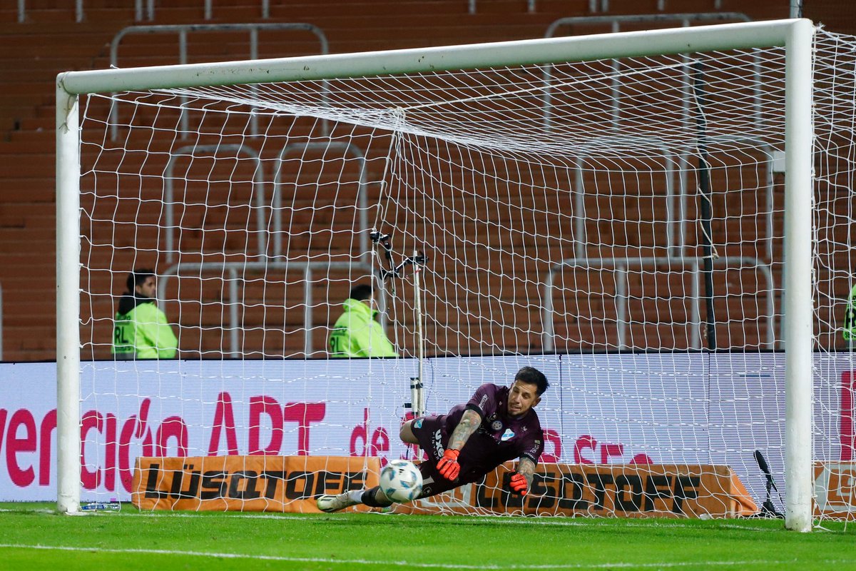 Copa_Argentina's tweet photo. ¡UN AÑO PARA TODA LA VIDA, GASOLERO! 🩵

🗓️ Se cumple el 1er aniversario de aquel batacazo ÉPICO en el que @TemperleyOK venció a River Plate por 5-4 en los penales, luego de que el Celeste lo empatara 1-1 en la última jugada del partido con gol de Fernando Martínez ⚽️

👉 El duelo correspondió a los 16avos de Final de la 12º edición y se disputó en el estadio Malvinas Argentinas de Mendoza

#CopaArgentinaAXIONenergy 🏆🇦🇷