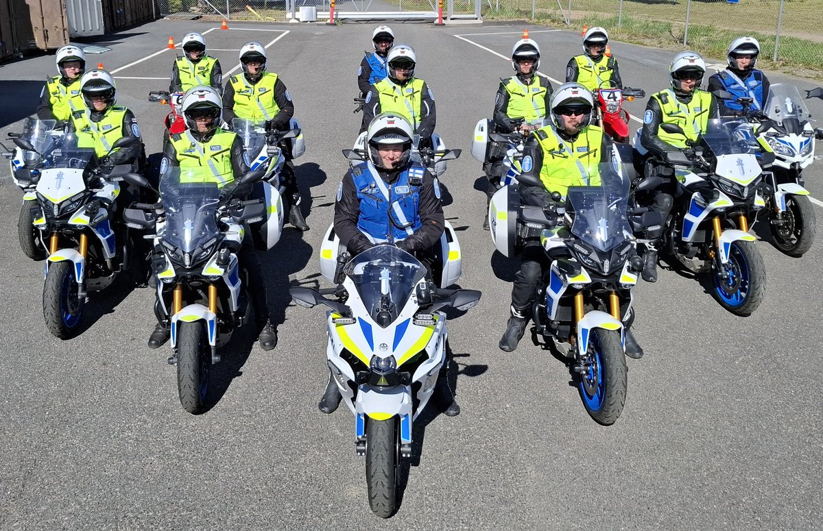 Moottoripyöräpoliisien peruskurssilta valmistuu tänään 13 uutta ammattilaista 
<a href="/PoliisiHelsinki/">Helsingin poliisilaitos</a>, <a href="/Poliisi_IU/">Itä-Uudenmaan poliisi</a>, <a href="/L_S_poliisi/">L-S poliisi</a>, <a href="/PoliisiKaakko/">Kaakkois-Suomen poliisilaitos</a>, <a href="/SiSuPoliisi/">Sisä-SuomenPoliisilaitos</a> vaativiin operatiivisiin tehtäviin. <a href="/Polamk/">Polamk</a> toteuttaa koulutuksen yhteistyössä <a href="/SuomenPoliisi/">Suomen poliisi</a> poliisilaitoksien kanssa.
