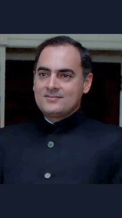 भारतीय राजनीति के ऐसे नेता जिन्होंने 90 के दशक में देश को कंप्यूटर, टेक्नालॉजी और शिक्षा की आवश्यकता को समझा और उसके लिए काम किया। राजीव जी की पुण्यतिथि पर उन्हें सादर नमन । <a href="/priyankagandhi/">Priyanka Gandhi Vadra</a>