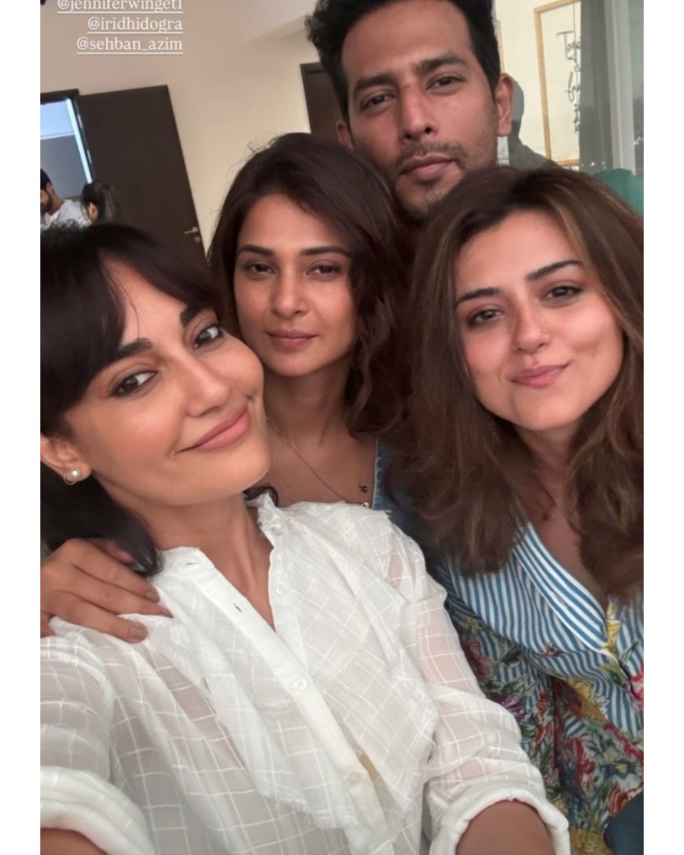 SurbhiJ_Anjali's tweet photo. Surbhi with them especially Jenny. They are together after so long.I'm so happy to see 2 of the most versatile actress in itv 👸🙌 ||

#SurbhiJyoti #JenniferWinget
#RidhiDogra #SehbanAzim https://t.co/XGyZm0RUZU