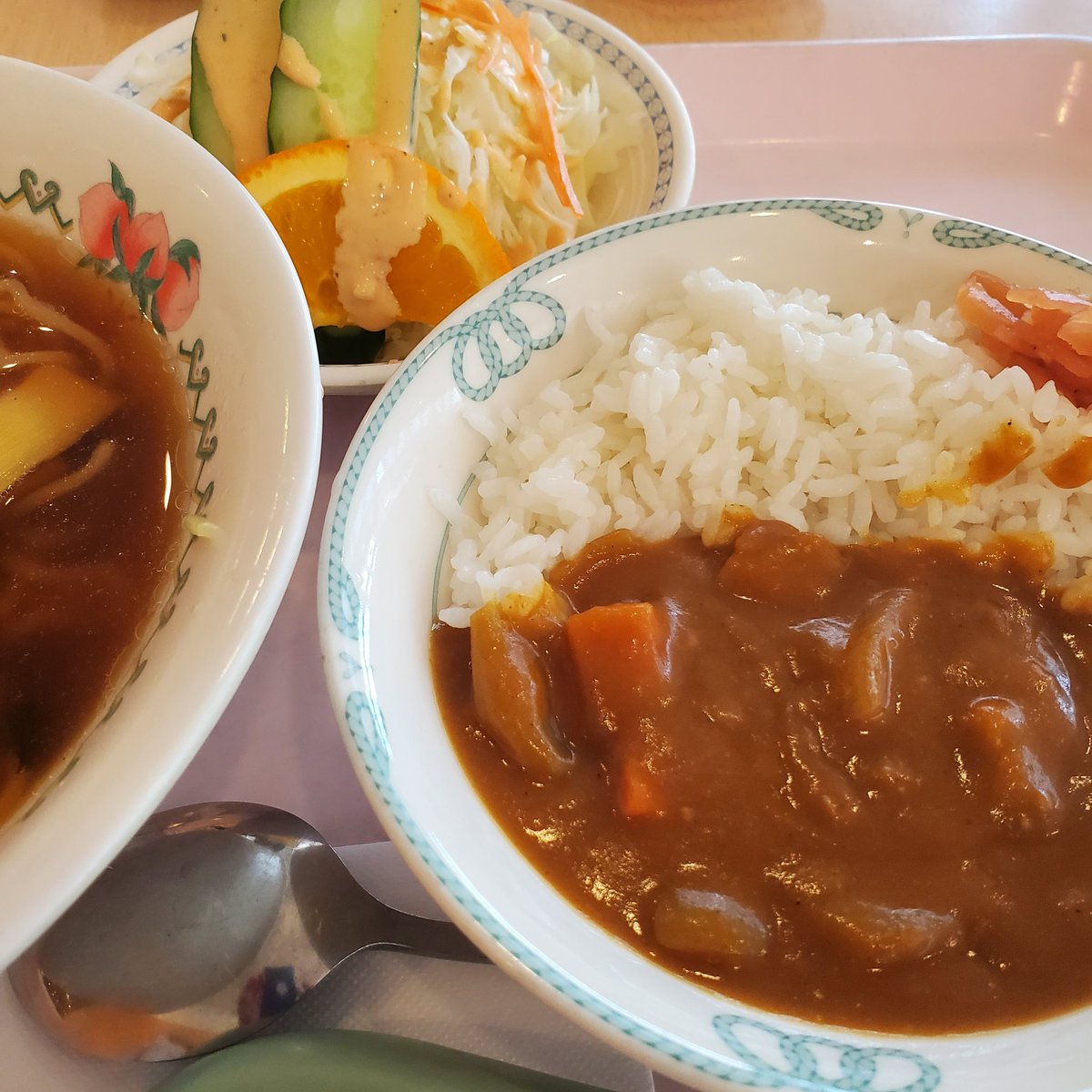 ランチ☀️🍴
ラーメン🍜セットなり🤤
そして580円でした🙇
それにしても暑い🥵
只今31℃なり🥵🥵💦