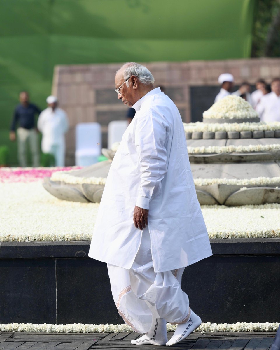 INCIndia's tweet photo. Congress President Shri @kharge paid solemn tribute to the late Shri Rajiv Gandhi on his death anniversary at Veer Bhumi.

Today, we remember Rajiv ji's visionary leadership that ushered India into the IT revolution, empowered the youth and brought in Panchayati Raj to promote social justice and grassroots democracy. 

Dedicating himself to and sacrificing his life for the nation, Rajiv ji's enduring vision continues to guide our paths.

📍 New Delhi