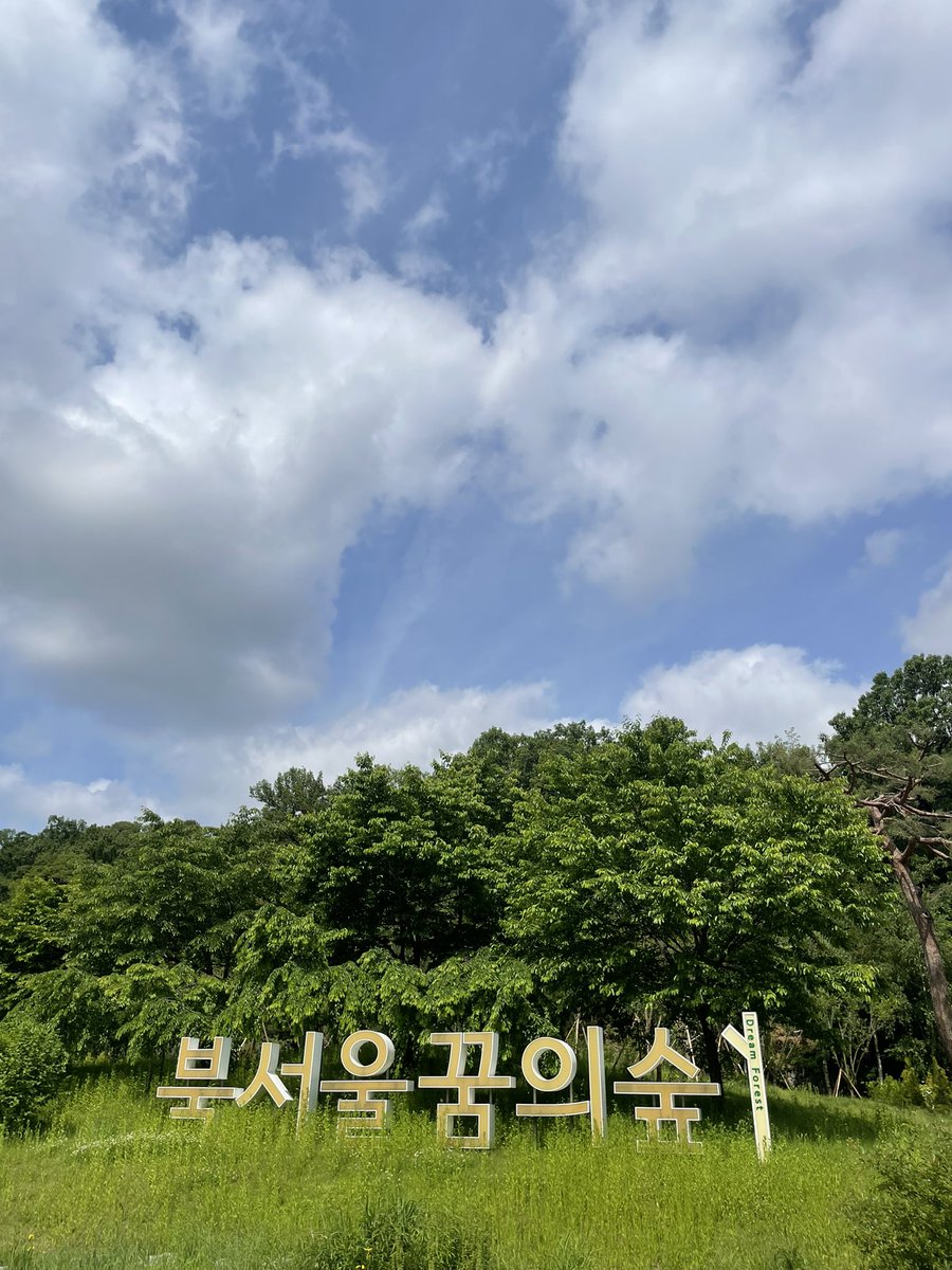 the_recite_'s tweet photo. 🎼연주회 프리뷰
박기욱 성우님과 함께 한 연습 영상입니다✨
꿈의숲아트센터는 북서울꿈의숲 안에 위치해
연주회 감상과 더불어 아름다운 풍경을 함께 하실 수 있어요. 수양버들이 있는 월영지 산책을 강력 추천합니다🌿 
#낭독이있는연주회 #TheRecite https://t.co/7leoQtz06C