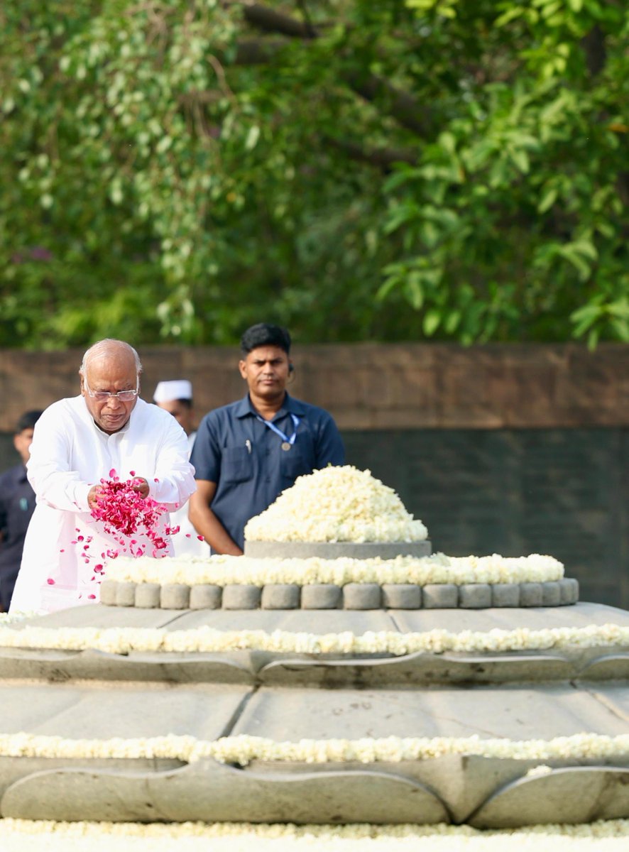 INCIndia's tweet photo. Congress President Shri @kharge paid solemn tribute to the late Shri Rajiv Gandhi on his death anniversary at Veer Bhumi.

Today, we remember Rajiv ji's visionary leadership that ushered India into the IT revolution, empowered the youth and brought in Panchayati Raj to promote social justice and grassroots democracy. 

Dedicating himself to and sacrificing his life for the nation, Rajiv ji's enduring vision continues to guide our paths.

📍 New Delhi