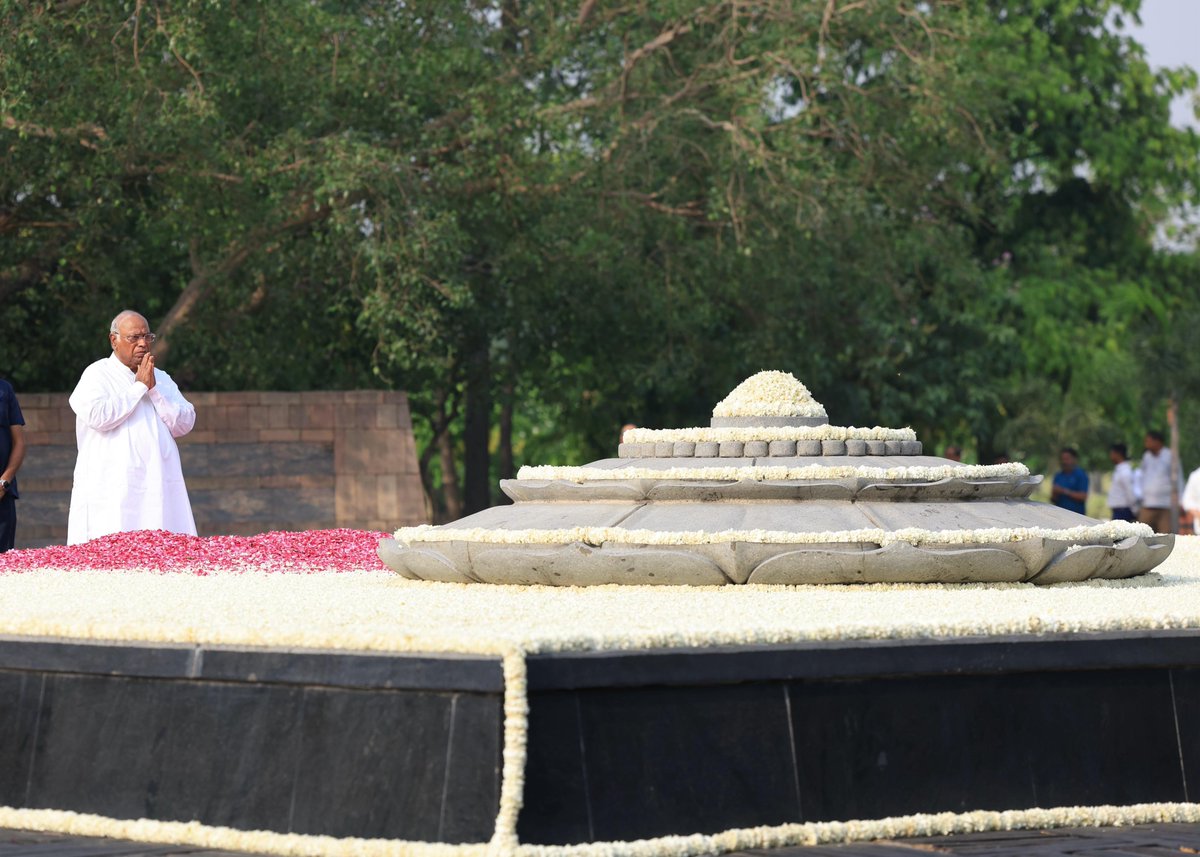 INCIndia's tweet photo. Congress President Shri @kharge paid solemn tribute to the late Shri Rajiv Gandhi on his death anniversary at Veer Bhumi.

Today, we remember Rajiv ji's visionary leadership that ushered India into the IT revolution, empowered the youth and brought in Panchayati Raj to promote social justice and grassroots democracy. 

Dedicating himself to and sacrificing his life for the nation, Rajiv ji's enduring vision continues to guide our paths.

📍 New Delhi