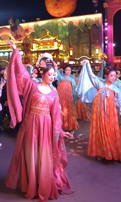 huo_liu6886's tweet photo. 【China Tourism Day】On May 19, the "China #Tourism Day", various exciting activities shined at Mingyue Shanhaijian Everbright Block in #Chengyang District, #Qingdao, attracting a large number of tourists home and abroad. https://t.co/RR6V3mLaZu