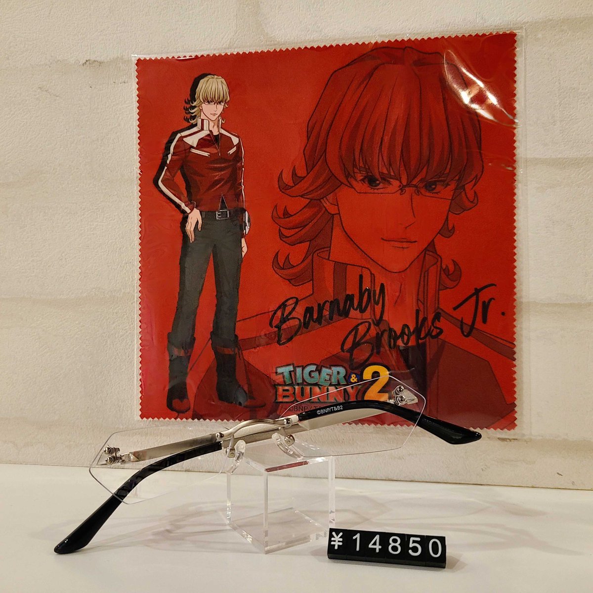 【TIGER&amp;BUNNY コラボ眼鏡】
#バーナビー・ブルックスjr. の愛用するリムレス眼鏡を元にデザインされたPC眼鏡が好評発売中です！
「TIGER&amp;BUNNY」、「TIGER&amp;BUNNY2」 の2種類ございますので、是非店舗にて実物をご覧下さい！

※度付きレンズご希望の方はスタッフまでご相談ください。