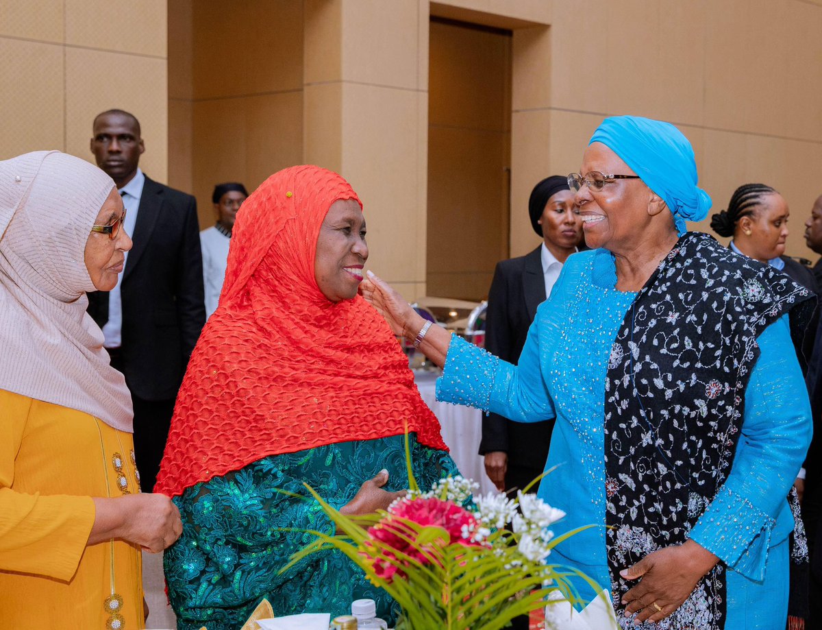 ikulumawasliano's tweet photo. Rais wa Jamhuri ya Namibia, Mhe. Dkt. Netumbo Nandi-Ndaitwah akisalimiana na Bi. Salama Salehe Ghulum (Mama Salehe) na Bi. Rafran Ismail Khan ambao walikuwa majirani zake wakati akiishi Magomeni Mikumi Jijini Dar es Salaam katika miaka ya 1980s. Mhe. Rais Dkt. Nandi-Ndaitwah alikutana na jirani yake huyo wa siku nyingi katika hafla ya chakula cha jioni alichoandaliwa na mwenyeji wake Rais wa Jamhuri ya Muungano wa Tanzania, Mhe. Dkt. Samia Suluhu Hassan Ikulu Jijini Dar es Salaam tarehe 20 Mei, 2025.