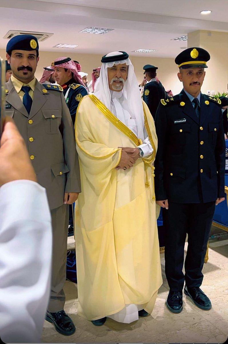 أُبارك لأبني مخلد مصلح بن عياد بمناسبة تخرجه من كلُية الملك خالد العسكرية برتبة ملازم أول مهندس سائلاً الله التوفيق له ولزملاءه في خدمة دينهم ومليكهم ووطنهم،،،