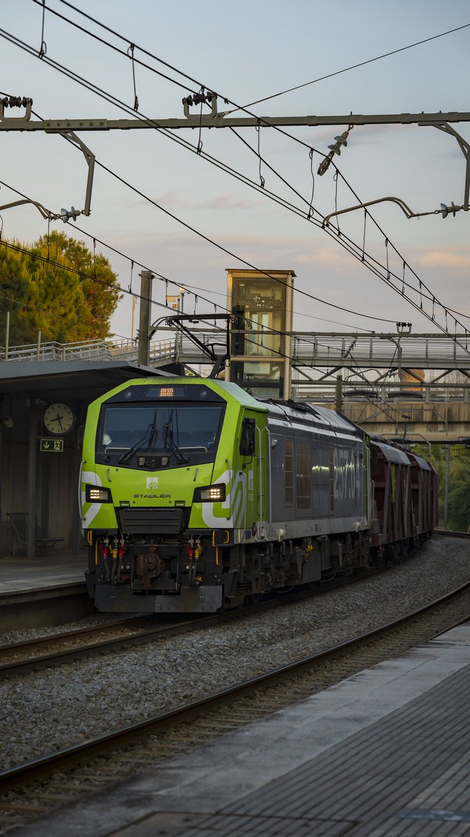La 257.04 de FGC pasando por Santa Coloma de Cervelló. (16 de mayo de 2025)
