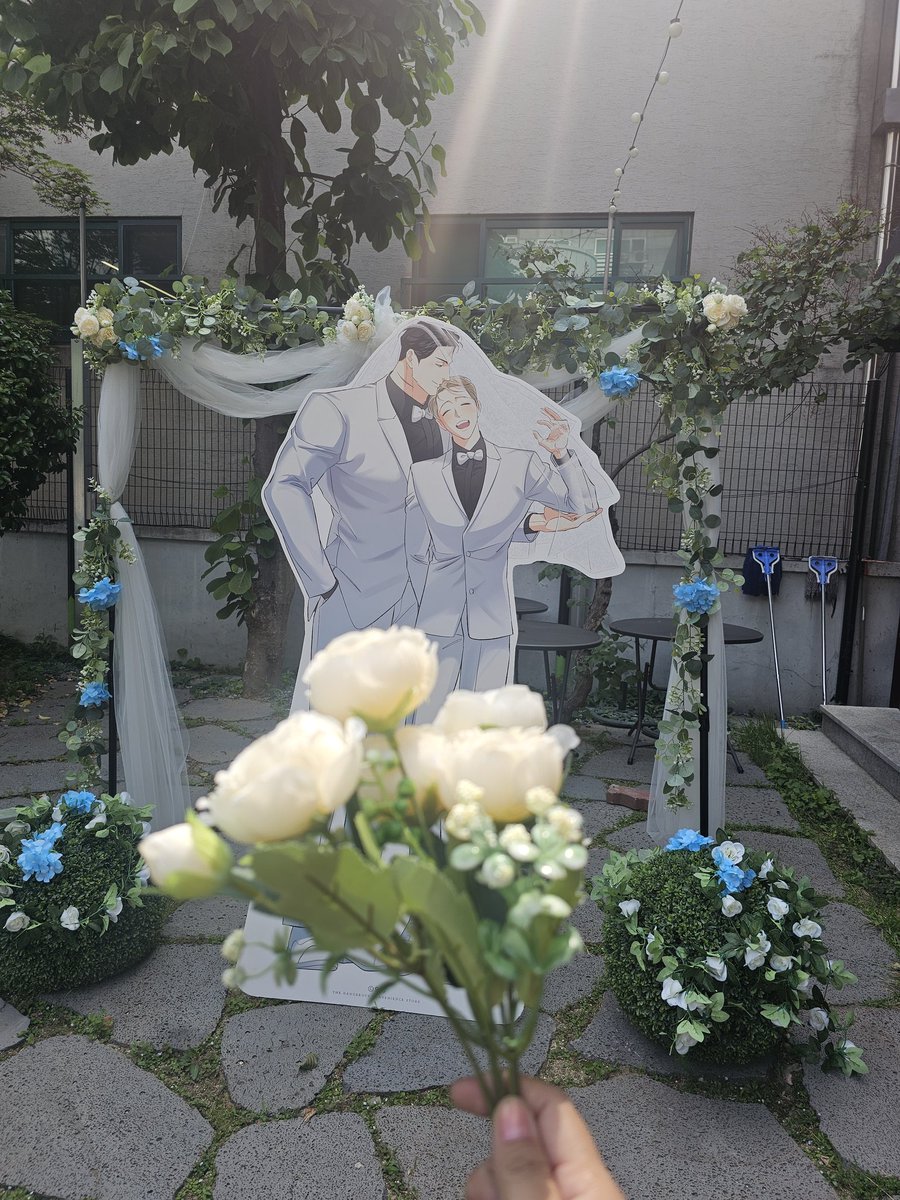 ErisedAsh's tweet photo. Happy Wedding Euijoon and Ahjussi! Love this wedding themed pop up!  ♡♡♡♡♡ 

#위험한편의점 #판타지트 #콜라보카페 https://t.co/BbqhliBsK1