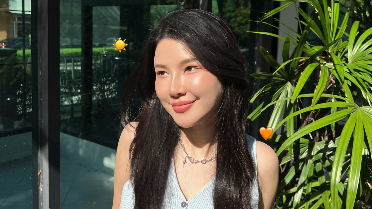 ยอมแล้วแดดเมืองไทยเดือดจริง ช่วงก่อนลุยแดดทากันแดดไม่ถึงด้วย ไหนจะความร้อน ความเหน่อะหน่ะ เลยทาน้อยลงไปอีก แล้วยิ่ง 30+ เสี่ยงฝ้า จุดด่างดำขึ้นมาก แล้วก็ฝ้าขึ้นจริง!! 🥹 จิตตกเลยจ้า กลับมาโบกกันแดดด่วน ยังดีที่กู้กลับมาได้

เพราะไปเจอมาว่ากันแดดที่ดี นอกจากปกป้องสูงแล้ว ยังต้องควรบำรุงผิว ดูแลผิวได้ด้วย เราขอยกความดีความชอบให้ Eucerin Sun Spotless Brightening ตัวนี้เลย เขากันแดดจบฝ้า ปกป้องสูงครบทุกรังสี UVA/UVB และแสงสีฟ้า ด้วย SPF50+ PA++++ ☀️🧡 ที่เขาเก่งกว่ากันแดดทั่วไปเพราะเขามี Thiamidol เป็นสารไบรท์เทนนิ่งที่ดีสุดจากยูเซอรินเลย ที่ทำให้ฝ้า รอยดำต่างๆจางลงดีสุดๆ

เห็นผลตั้งแต่ 2 อาทิตย์แรกที่ใช้เลย ส่วนตัวใช้แล้วผิวมันไบรท์ขึ้นมาก
แดดเมืองไทยจะแค่ไหนก็เอาอยู่ตอนนี้ไม่กลัวแดดแล้ว ใครที่หจะหากันแดดคุ้มๆ ตัวนี้ตอบโจทย์มากค่ะ เพราะถ้าจะเลือกกันแดดต้องเป้นกันแดดที่มากกว่าแค่การปกป้องนะคะ 😎

พิกัด : https://t.co/OohGEZxqrm

#กันแดดจบฝ้าปกป้องสูงครบทุกรังสีUV #EucerinThiland #กันแดดตัวจบ #ฝ้า #พิกัดสกินแคร์ #ป้ายยา #ใช้จริงรีวิวจริง