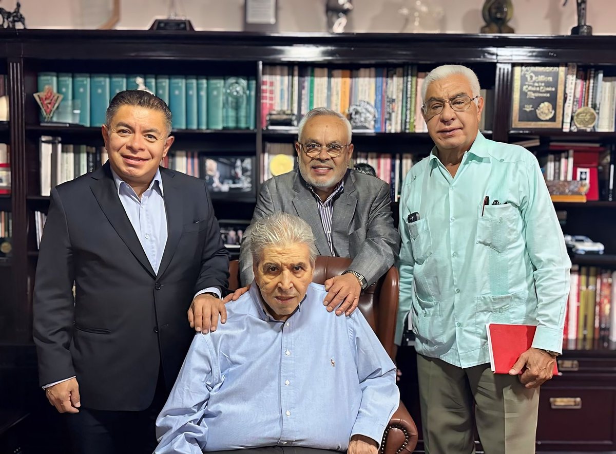 Junto a mis compañeros <a href="/JCVelascoCTM/">Juan Carlos Velasco</a> secretario de Acción Política  y <a href="/CtmSalazar/">Pedro Alberto Salazar CTM</a> de organización de <a href="/CTM_MX/">CTM Nacional</a> nos reunimos con nuestro Líder Don <a href="/CarlosAceves_/">Carlos Aceves del Olmo</a> quien nos comentó la importancia del anuncio de nuestra Presidenta de la República <a href="/Claudiashein/">Claudia Sheinbaum Pardo</a> Sheinbaun de alcanzar la