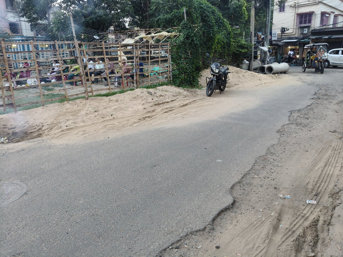 DebkumarChatte9's tweet photo. Sands lying on the drain and damaged roads near Mete Masjid, Brahmapur creating lot of problems for vehicle movement and water logging. Request to repair asap. Red marked is the drain in the picture. https://t.co/3DTmnsMyIS