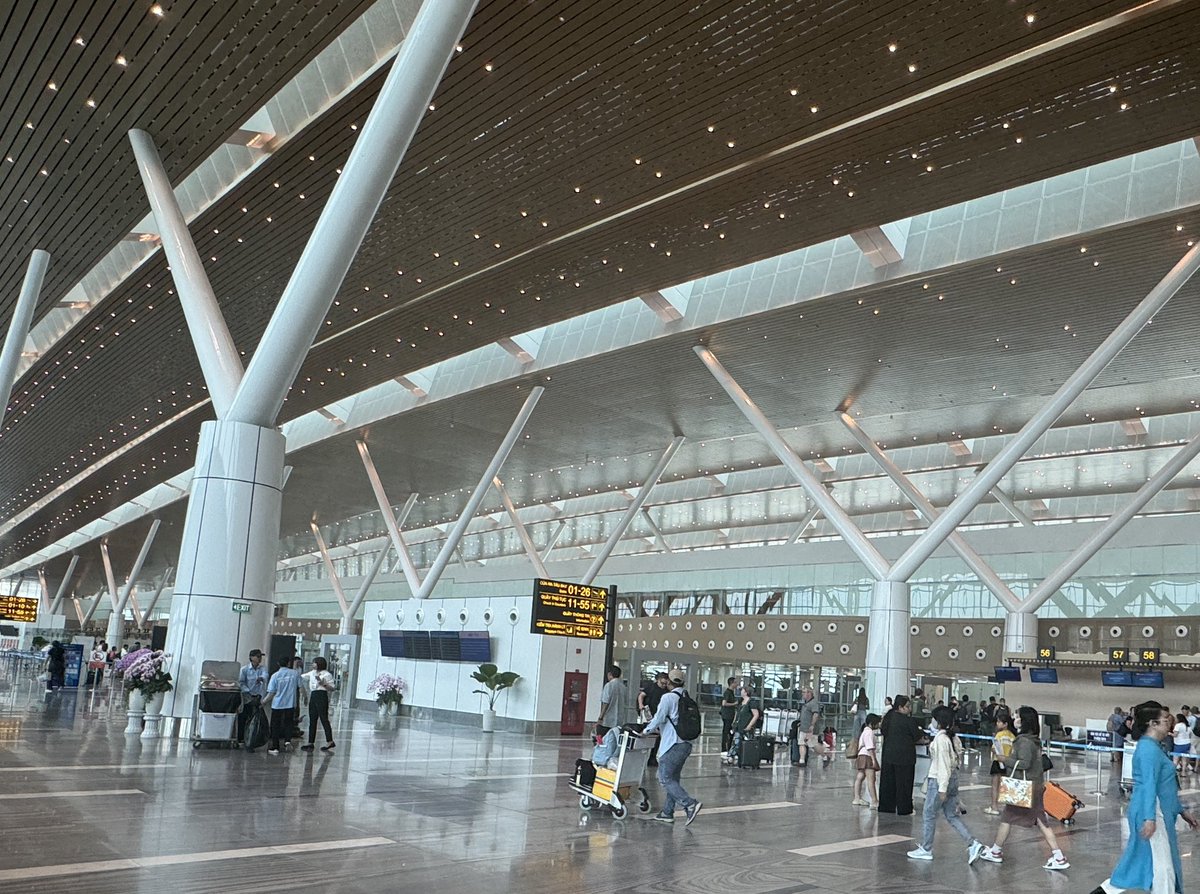 タンソンニャット国際空港（ホーチミン）の第3ターミナル（T3）にきました！T3は今年の4月19日に正式に開業したばかりで、ベトナム国内線専用ターミナルとして運用が開始されました。屋根のデザインはアオザイをモチーフにしているらしくとても綺麗です。