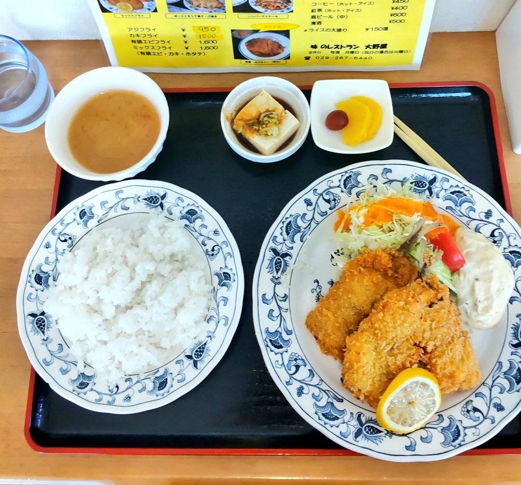 久々のアジフライ…
俵型から開き型に変わっていたが…
フワッフワッ感は変わらない！
タルタルソースと相まって美味い！！
タルタルソースが足りない…
１００円位で追加できないかな？