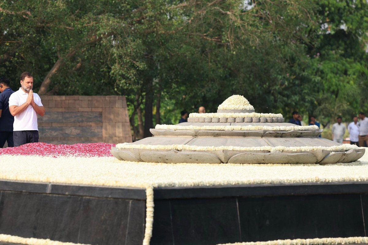 On the death anniversary of late Sh Rajiv Gandhi, LoP Sh <a href="/RahulGandhi/">Rahul Gandhi</a> paid tribute to him at Veer Bhumi

Rajiv ji’s visionary leadership transformed the foundations of our nation, built on Justice Liberty Equality and Fraternity.

His enduring legacy continues to guide our vision