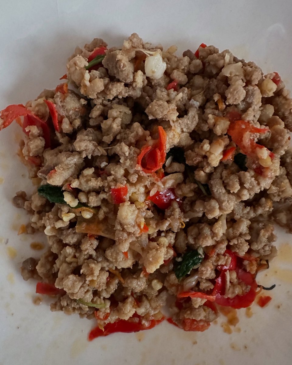 กระเพราต้นนี้ใบมันอยู่ในจานนั้น😃👍 เนื้อและหมูสับผสมกันผัดพริก