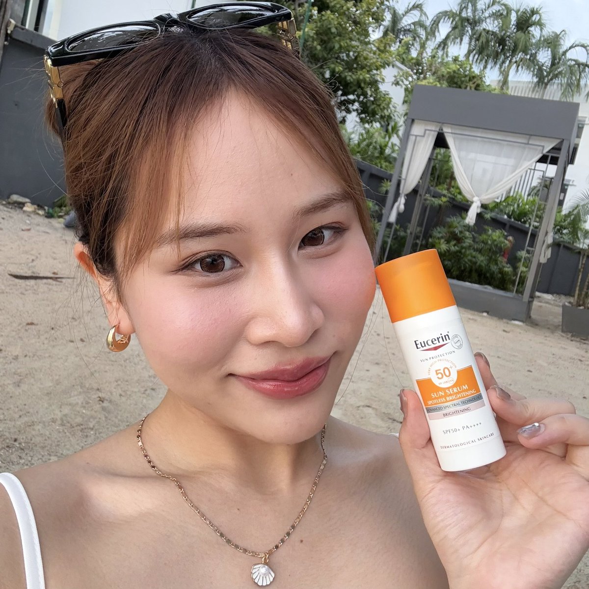 แค่กันแดดได้มันไม่พอ!! ☀️☀️ กันแดดที่อินที่สุดตอนนี้ต้องยกให้ Eucerin Sun Spotless Brightening กันแดดยืน 1 เรื่องฝ้าที่ปกป้องสูง เค้ามี SPF 50+ PA++++ สามารถปกป้องได้ทั้ง UVA/UVB รวมถึงแสงสีฟ้าในแดดได้ด้วย บอกว่าครบจบในตัวเดียวสุดๆ ชอบมาก และที่เค้าไม่ได้เป็นแค่กันแดด เพราะเขาช่วยลดฝ้า จุดด่างดำด้วย Thiamidol สารไบรท์เทนนิ่งตัวดังจากยูเซอริน หน้าไม่หมอง ไม่มัน ตัวสารเริ่มทำงานตั้งแต่ครั้งแรกที่ใช้ และเห็นผลตั้งแต่ 2 อาทิตย์แรกที่ใช้เลย แม้แดดแรงแบบทะเลก็เอาอยู่  🌊🕶️  

ใครที่หากันแดดจบฝ้าอยู่อันนี้ครบจบมากแก

#กันแดดจบฝ้าปกป้องสูงครบทุกรังสีUV 
#EucerinThiland #กันแดดตัวจบ #ฝ้า
 #พิกัดสกินแคร์ #ป้ายยา #ใช้จริงรีวิวจริง