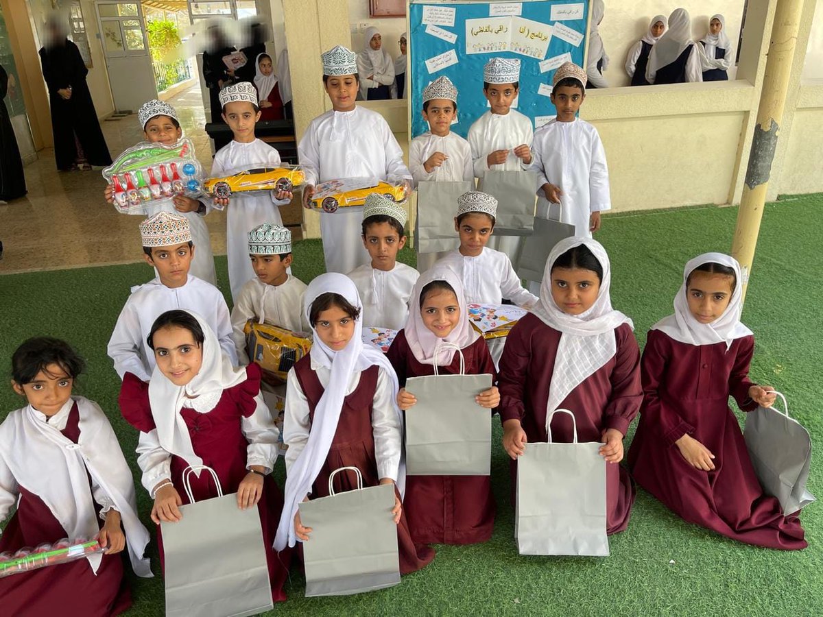 كرمت المعلمة الاولى هداية الزيدي
الطلبه المتميزين من الصف ثاني ٣ في مسابقة ( kids challenge) التي تم تطبيقها على عدة مراحل خلال الفصل الدراسي الثاني. دمتم في تميز دائم