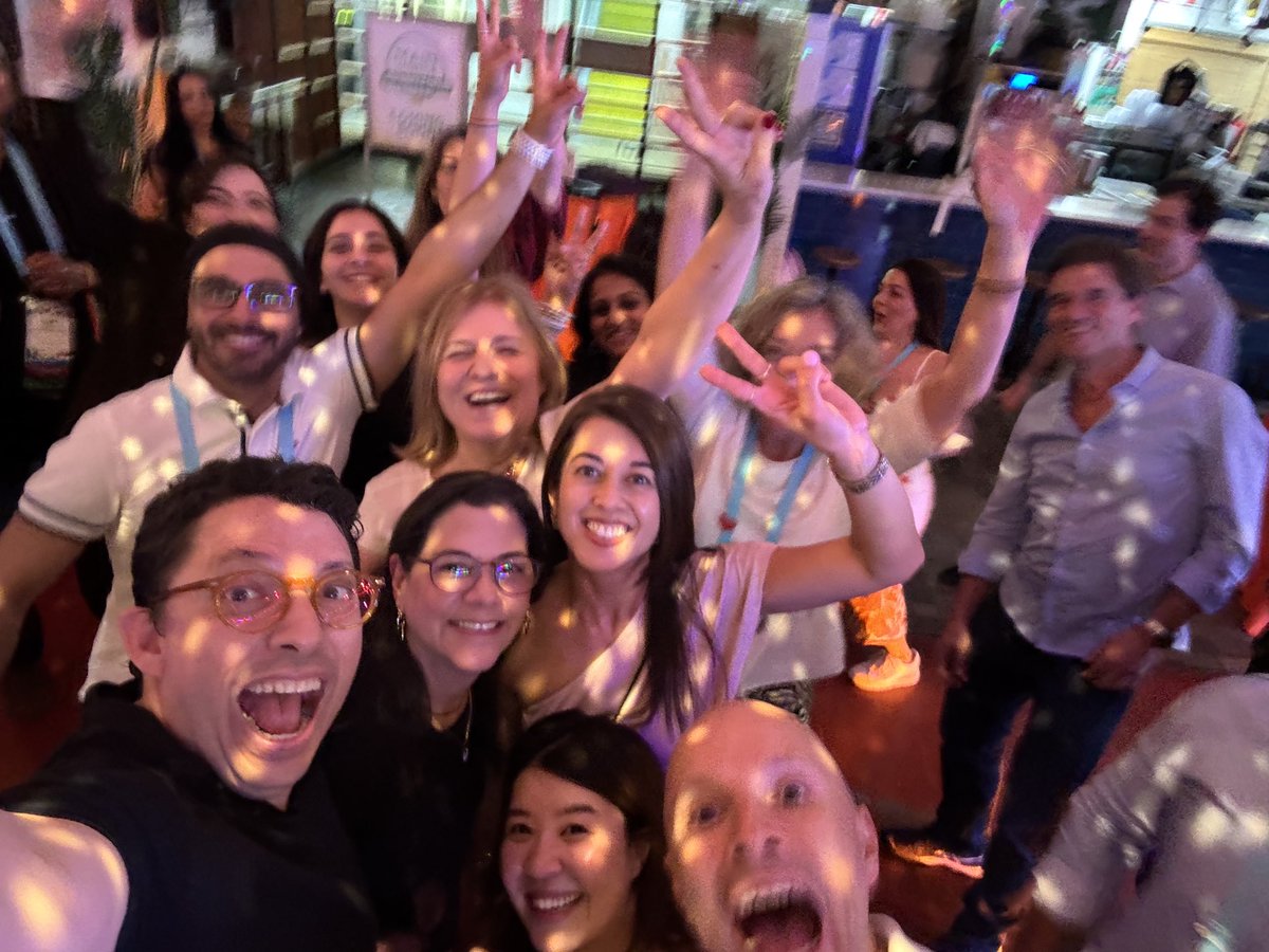 DrNikyFarid's tweet photo. Epic #ASNR25 party tonight at the Reading terminal! Thank you ⁦@yoshimianzai⁩ ⁦@TheASNR⁩ ⁦@NasimShBahaei⁩ ⁦@RoyRiascosMD⁩ ⁦@Ap_singhal⁩ https://t.co/zJ3G9ULbsl