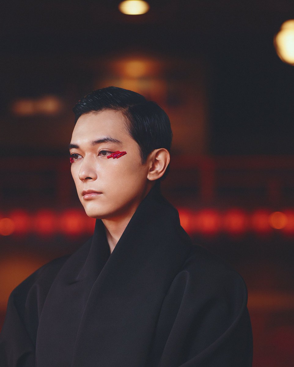 Tischkun's tweet photo. Harper’s BAZAARにて、吉沢亮氏を撮影。赤い提灯がうかぶ、舞台からみた客席側の風景。観客から本来見えるはずのない表情は、このシーンが役者の内面の描写であることを意図しています。皆様是非ご覧ください。　#吉沢亮 #dior #diorbeauty #harpersbazzarjapan https://t.co/TvOMg0htyU