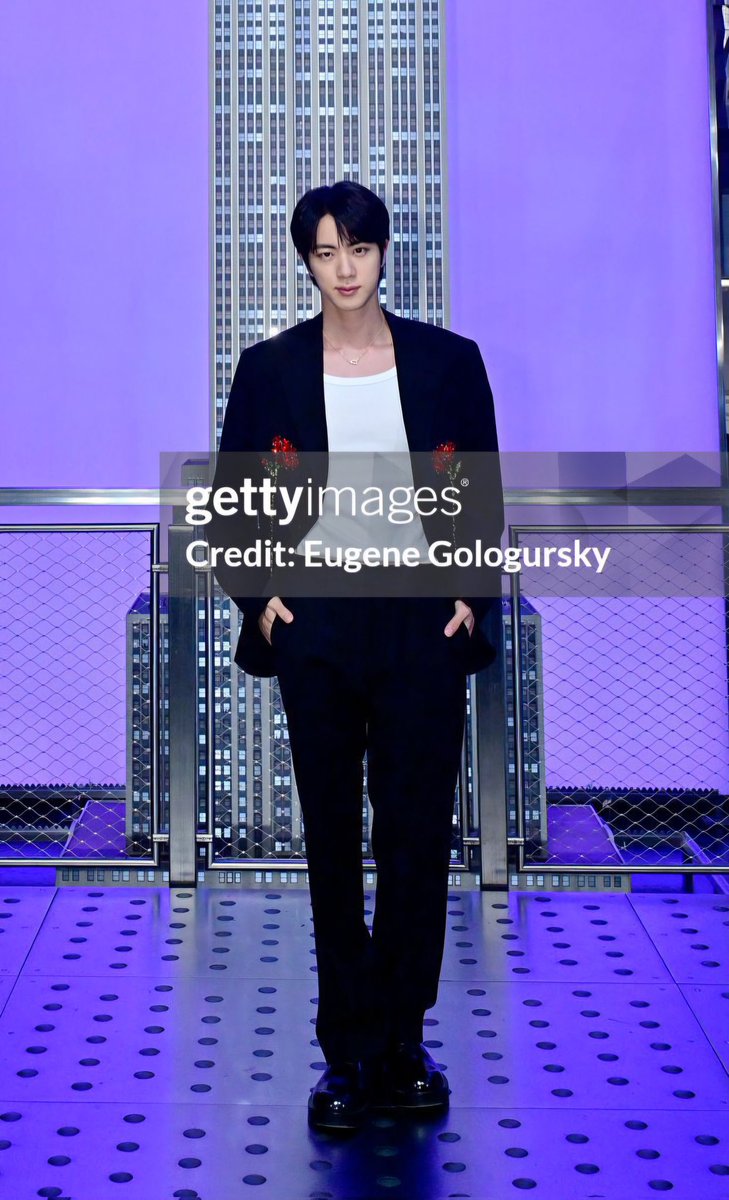 NO ONE LOOKS LIKE THAT IN GETTY