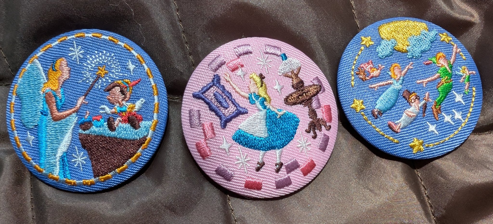 ディズニー　刺繍　缶バッジ Disney Characters 刺繍缶バッジビスケット(再販）｜発売日