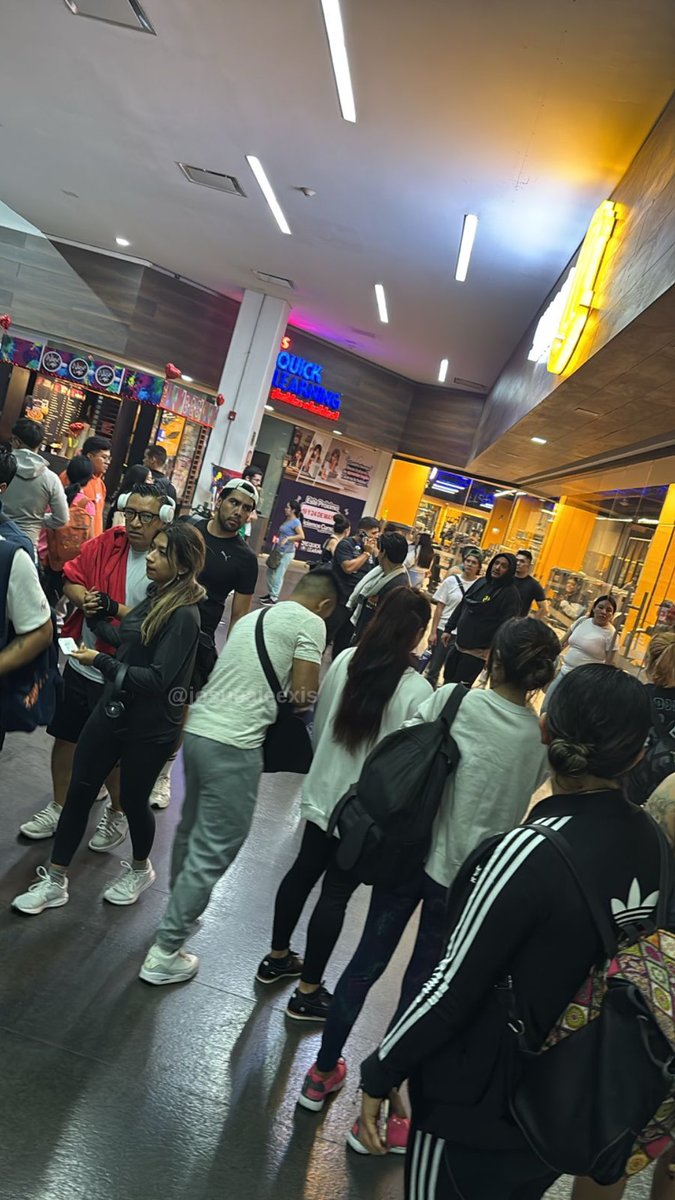 josuealeexis's tweet photo. #ÚLTIMAHORA 🚨I Muere mujer en sucursal de Smart Fit en #Tlatelolco.

⚠️Está noche reportan la evacuación de una sucursal de (@SmartFitMx), tras el desvanecimiento de una usuaria dentro de las instalaciones del gimnasio, en Av. Ricardo Flores Magón 210, colonia #Guerrero, @AlcCuauhtemocMx, #CDMX.

🔴Aseguran que la mujer se desvaneció en el área de “pierna”, posteriormente fue atendida por el personal de #SmartFit y momentos después llegaron elementos de la policía, quienes la cargaron y la sacaron del área. Testigos aseguran que  la mujer murió en la planta baja y la dejaron ahí tirada cubierta con objetos de publicidad de la Plaza Comercial. 

Esperamos el comunicado de alguna autoridad o de la cadena de gimnasios @SmartFitoficial. @LaGuerreroDF @SSC_CDMX @SSPCMexico @AlessandraRdlv 

¡No e la primera vez que pasa en estos gimnasios, no tienen medidas de seguridad! 

📹Propios 
#Ahora #Urgente #Importante #CDMX #SmartFitMéxico 
@Mr_Civico @azucenau @MLopezSanMartin @nacholozano