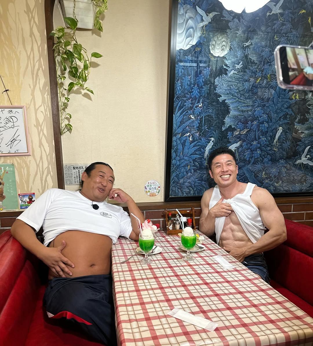 livedoornews's tweet photo. 【同い年】なかやまきんに君＆秋山竜次、お腹見せ合いショットが反響「どっちもプロ用のお腹」
https://t.co/J1ZP54ajhc

これは「秋山ロケの地図」のオフショット。バキバキに割れた腹筋を披露するなかやまきんに君は、パッツンパッツンに張ったお腹の秋山竜次とお腹の見せ合いをしている。 https://t.co/395Gf3CzSU