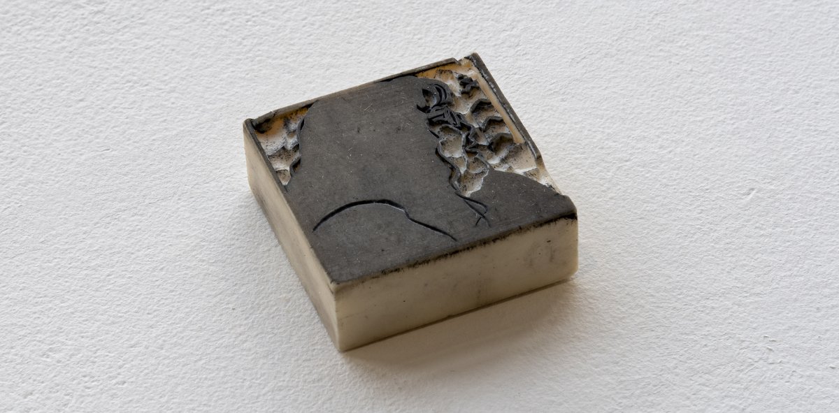 【お知らせ】京都工芸繊維大学 KYOTO Design Labと共同プロジェクトを開始しました！

ナンシー関消しゴムハンコアーカイブ実行委員会（代表：望月秀城/Art Gallery GE-SEN 藝泉）は、故・ナンシー関（1962–2002）が生前に制作・保管していた5,147点に及ぶ消しゴムハンコを対象とし、京都工芸繊維大学