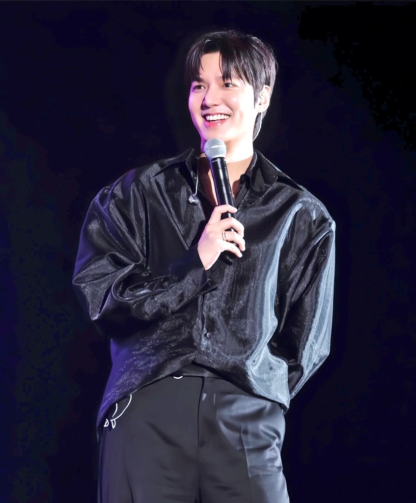 heonkim_official(IG)
Actor Lee Min-ho wearing a black organza balloon shirt, black silk shirt, and black wide pants at the fan meeting 'MINHOVERSE IN BANGKOK.
🔗instagram.com/p/DJ5pcrSTZDm/…
#イミンホ
#LeeMinHo
#이민호
#MINHOVERSE