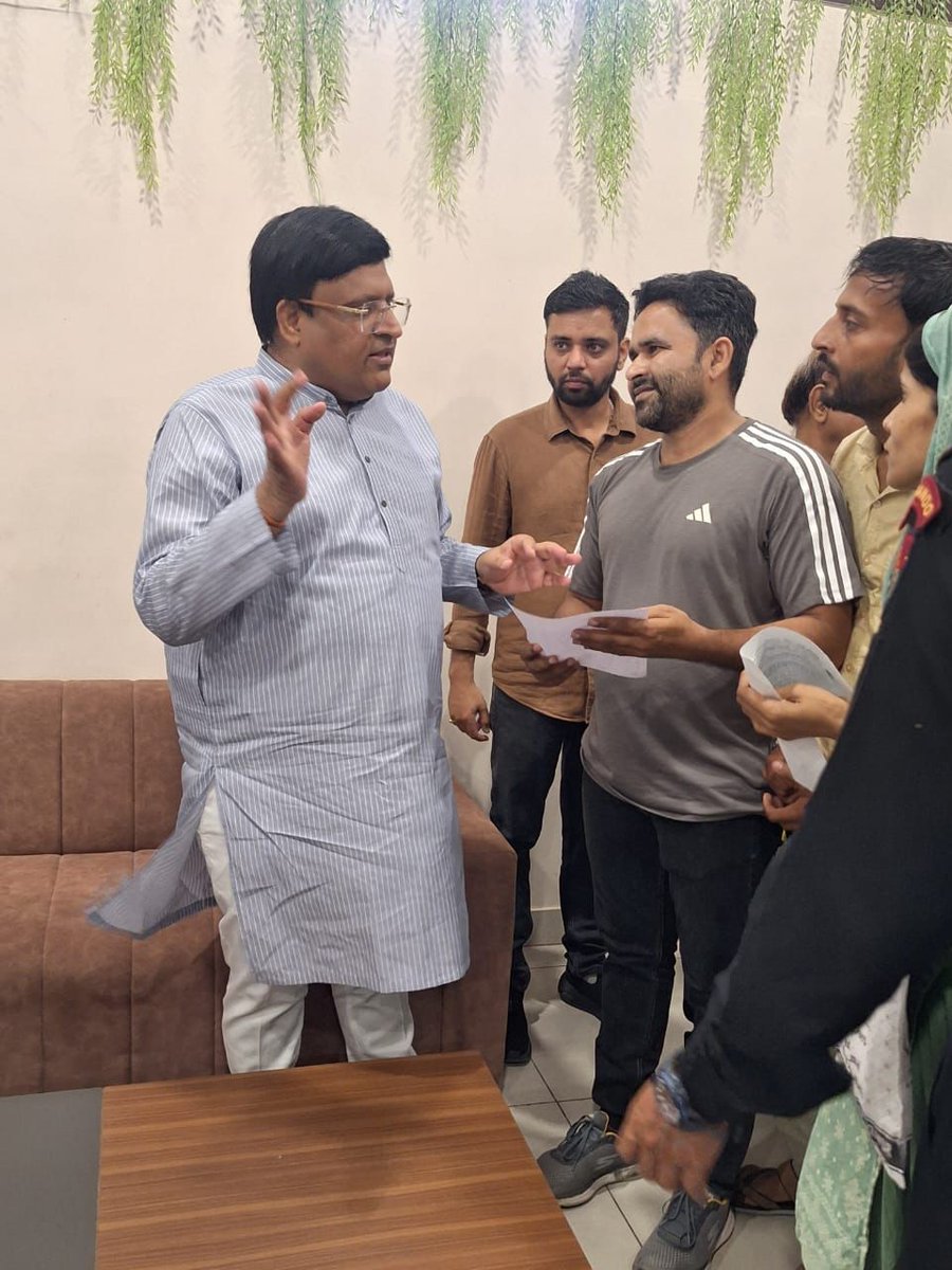 Shubham90304485's tweet photo. Patwaris await salary since Jan 1, 2025 as CM’s announcement still awaits official notification.

#JusticeForPatwaris #PayPending #CMNayabSaini #PatwariVoice #HaryanaPatwari #CMNayabSaini #वेतन_दो

@cmohry @NayabSainiBJP @VipulGoelBJP @sumitamisra https://t.co/Qj6ggZ0cNv