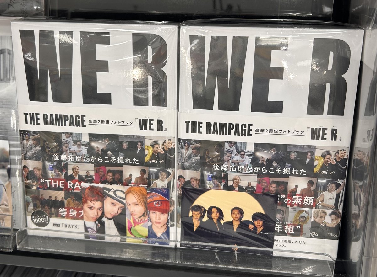 HMV_Takaoka's tweet photo. 【#THERAMPAGE】
2冊組フォトブック「WE R」発売中です📚✨

Vol.1はたっくんが撮影したランペメンバーの素顔を記録した『DAYS』
Vol.2はグループ最年少“#98年組”の #長谷川慎 #龍 #鈴木昂秀 #後藤拓磨 の魅力が詰まった『1998』

HMV限定特典のステッカー付・トレカ付で販売中🎶
#WER_DAYS #WER_1998 https://t.co/PT9j7CRlaf