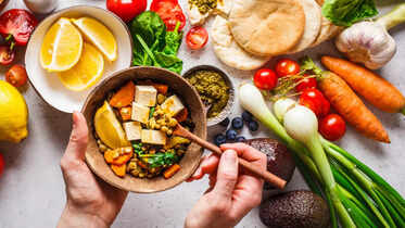 5 best diabetes-friendly foods that can help manage high blood sugar:

1. Leafy Greens (e.g., spinach, kale, collard greens)

Benefits: Low in carbs and calories, rich in fiber and antioxidants.

Why helpful: Fiber slows glucose absorption, preventing blood sugar spikes.

2.