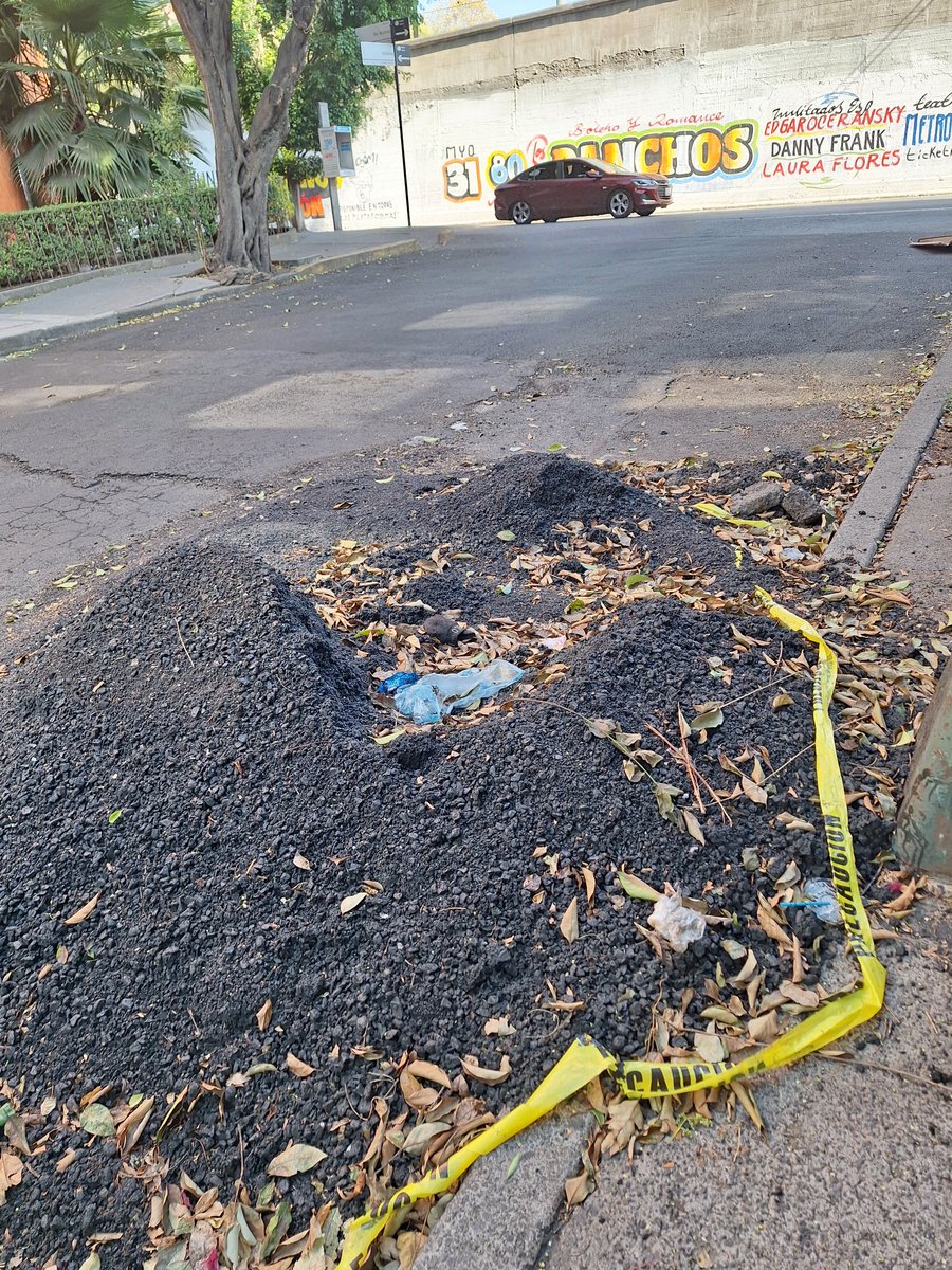 xicortesgaitan's tweet image. Le vamos a comprar un pastel a esta desatención de los vecinos de la colonia Napoles @Seg_NapolesDF calle altadena esquina con Río Becerra 2 meses sin quitar su montaña de asfalto @GobCDMX @BJAlcaldia @AccionNacional @Milenio @latinus_us @AristeguiOnline