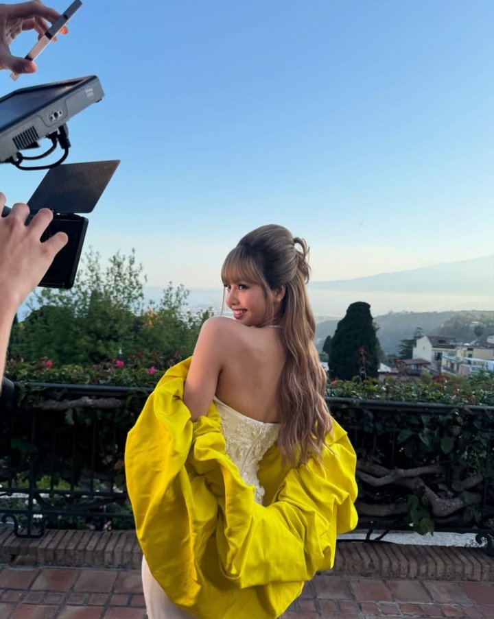 PortalLalisa's tweet photo. 📲 ityitj (Diretora visual) via Instagram com LISA 

"Bella Lisa 🍋 
Bonita, revigorante, elegante como uma princesa, como uma rainha..."

LISA BVLGARI POLYCHROMA
#LISAxBvlgariHighJewelry
#LISAXBVLGARI #LISA https://t.co/ekKhbzodAZ