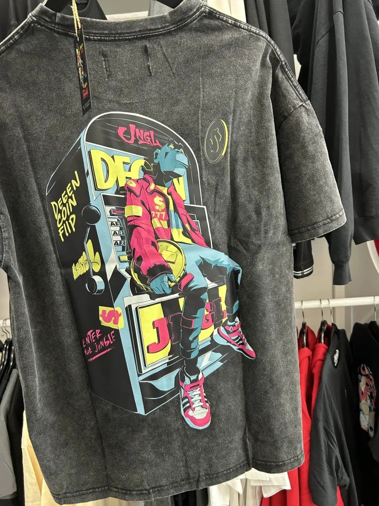 Primatesnft's tweet photo. Primates merch is at @solanaspaces with a surprise! ✨

Purchase a tee ➡️ post it on twitter while tagging us ➡️ receive a 100% FREE Primate NFT to your wallet.

Join the JNGL. 🌴 https://t.co/dkC2BXrEeO