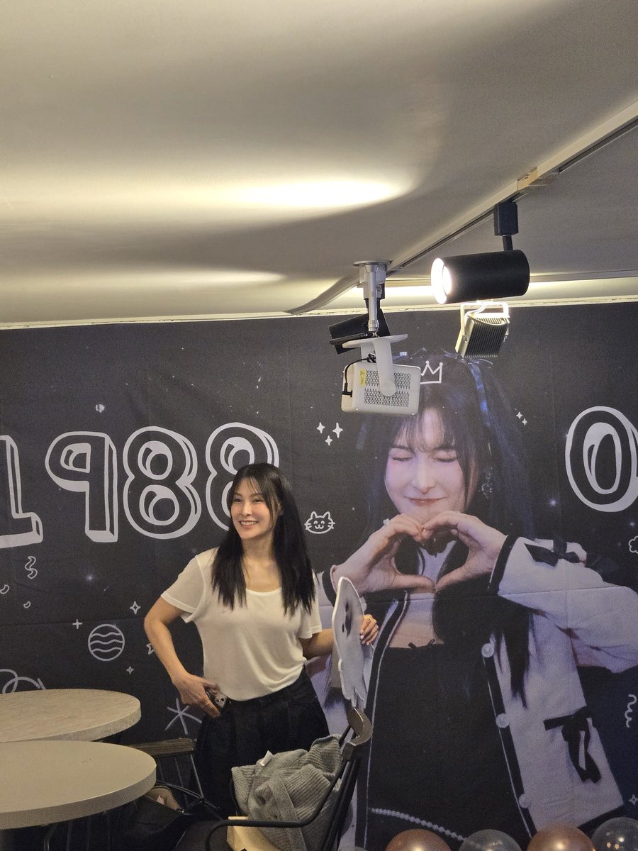 herb2291's tweet photo. 규리누나 생일카페에서 첫째날에 실물 영접함ㄷㄷ 너무 눈부시고 아름다우셨다 
음료도 다 맛있고 뽑기 해서 3등,4등,5등 다 당첨되서 기분좋았다 다른 카밀리아분들이랑 맞팔도 하고 좋았다 1일차,2일차 출석하고 오늘 지금 이순간은 4일차 마지막날 #Sweet_Gyuri_Garden
#규리의_향기로운_정원 https://t.co/jBYd5VQwno
