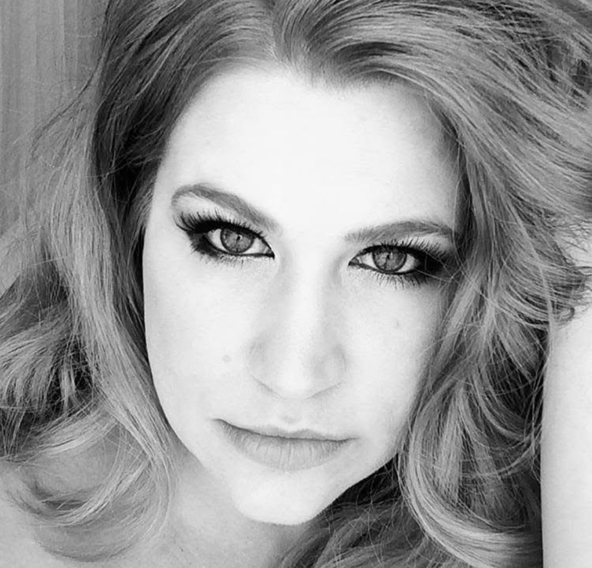 Love the BW headshot. @MarcoPolo_HR do I compliment your photo now?? Duo in BW.